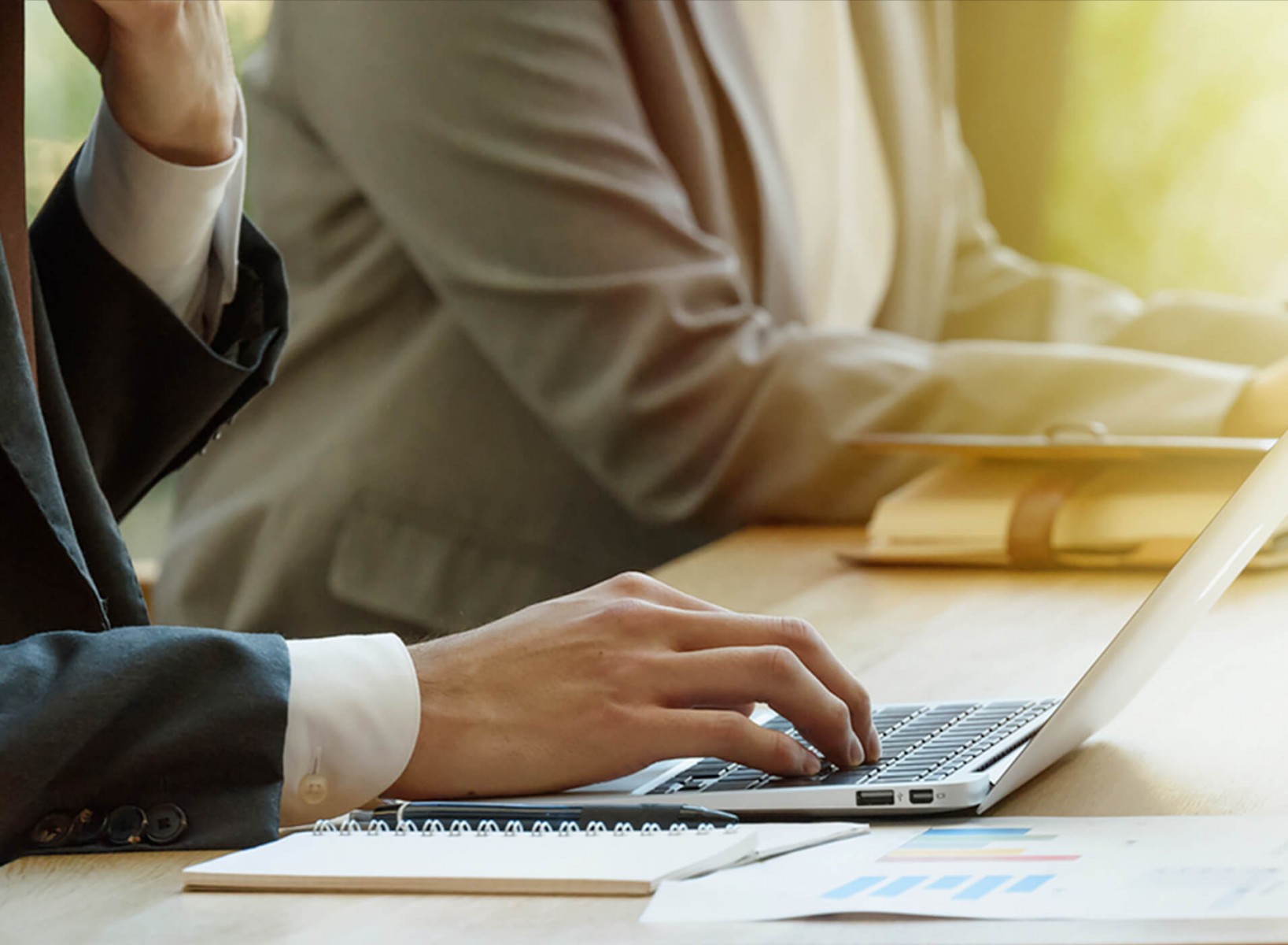 画像:ビジネスマンとノートパソコン